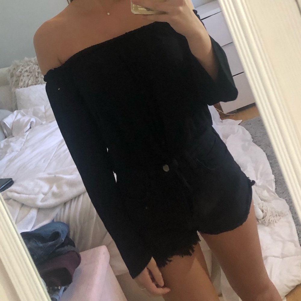 Black long sleeve cropped top